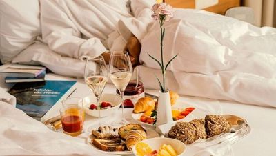 Genussvoller Tagesstart: Ein liebevoll angerichtetes Frühstück im Bett oder im Garten gehört zu den Wohlfühlmomenten im Südtiroler Hotel Mignon Meran Park & Spa