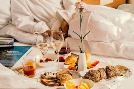 Genussvoller Tagesstart: Ein liebevoll angerichtetes Frühstück im Bett oder im Garten gehört zu den Wohlfühlmomenten im Südtiroler Hotel Mignon Meran Park & Spa