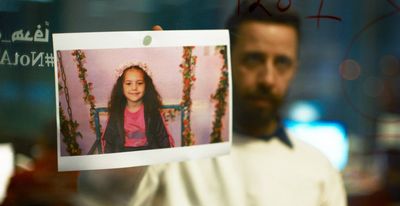 Omar (Motaz Malhees) mit einem Foto von Hind Rajab