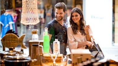 Boutiquen mit Fair Fashion, Lifestyle-Accessoires und feinsten Food-Souvenirs lassen die Herzen von Shopping-Aficionados in Bad Reichenhalls Fußgängerzone höherschlagen