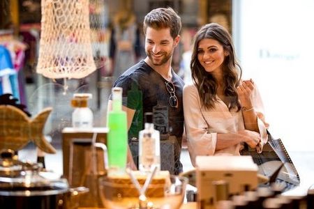 Boutiquen mit Fair Fashion, Lifestyle-Accessoires und feinsten Food-Souvenirs lassen die Herzen von Shopping-Aficionados in Bad Reichenhalls Fußgängerzone höherschlagen