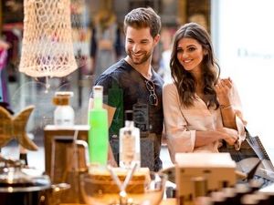 Boutiquen mit Fair Fashion, Lifestyle-Accessoires und feinsten Food-Souvenirs lassen die Herzen von Shopping-Aficionados in Bad Reichenhalls Fußgängerzone höherschlagen