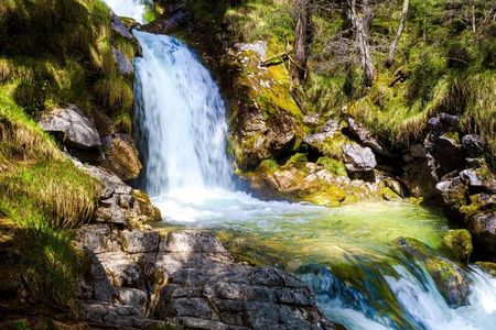 Dass der direkt am Lechweg gelegene Doser Wasserfall alljährlich ausgerechnet am St.-Martins-Tag ebenda verschwindet, wo er am St.-Georgs-Tag wieder auftaucht, gibt Naturwissenschaftlern immer noch Rätsel auf