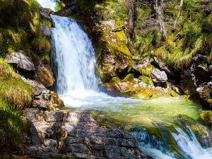 Dass der direkt am Lechweg gelegene Doser Wasserfall alljährlich ausgerechnet am St.-Martins-Tag ebenda verschwindet, wo er am St.-Georgs-Tag wieder auftaucht, gibt Naturwissenschaftlern immer noch Rätsel auf Dass der direkt am Lechweg gelegene Doser Wasserfall alljährlich ausgerechnet am St.-Martins-Tag ebenda verschwindet, wo er am St.-Georgs-Tag wieder auftaucht, gibt Naturwissenschaftlern immer noch Rätsel auf
