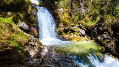 Dass der direkt am Lechweg gelegene Doser Wasserfall alljährlich ausgerechnet am St.-Martins-Tag ebenda verschwindet, wo er am St.-Georgs-Tag wieder auftaucht, gibt Naturwissenschaftlern immer noch Rätsel auf