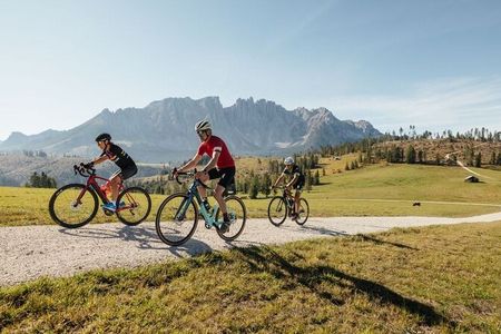 Vom Maria Adventure Family Hotel & Lodge in Obereggen/Südtirol starten große und kleine Radsportler zu abwechslungsreichen Touren durch die Bergwelt der Dolomiten