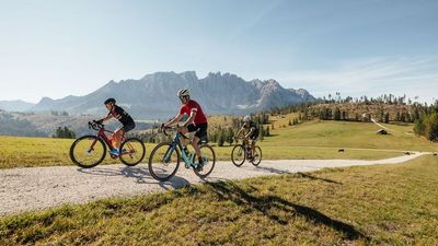 Vom Maria Adventure Family Hotel & Lodge in Obereggen/Südtirol starten große und kleine Radsportler zu abwechslungsreichen Touren durch die Bergwelt der Dolomiten