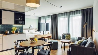 Sofa, Smart TV und eine voll ausgestattete Küchenzeile mit Esstisch – die Apartments der harry’s home hotels & apartments bieten reichlich Platz für die ganze Familie