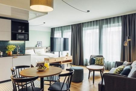 Sofa, Smart TV und eine voll ausgestattete Küchenzeile mit Esstisch – die Apartments der harry’s home hotels & apartments bieten reichlich Platz für die ganze Familie