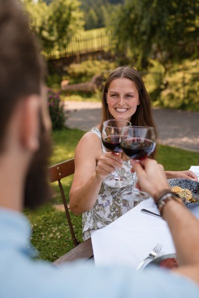 Im Hotel Steiner mit angeschlossenem Campingpark lernen Südtirol-Urlauber die Traube aus unterschiedlichen Perspektiven kennen – vom geselligen Abend direkt unter den Reben 
