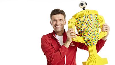 Thomas Müller und der Lego-Pokal