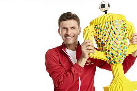 Thomas Müller und der Lego-Pokal