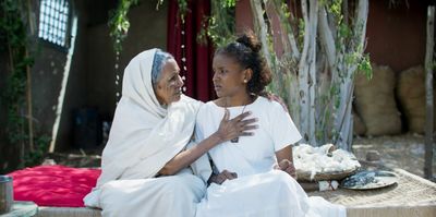Großmutter Al-Sit (Rabha Mohamed Mahmoud) gibt ihr Wissen an Nafisa (Mihad Murtada) weiter