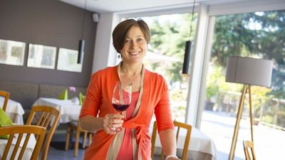 Hohe Qualität zu fairen Preisen: Gastgeberin und Sommelière Claudia Pfeifer lädt in Leifers nahe Bozen regelmäßig zur Verkostung edler Tropfen und empfiehlt Gästen im Restaurant Steiner gern die passende Weinbegleitung zum Menü