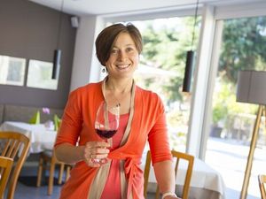 Hohe Qualität zu fairen Preisen: Gastgeberin und Sommelière Claudia Pfeifer lädt in Leifers nahe Bozen regelmäßig zur Verkostung edler Tropfen und empfiehlt Gästen im Restaurant Steiner gern die passende Weinbegleitung zum Menü Hohe Qualität zu fairen Preisen: Gastgeberin und Sommelière Claudia Pfeifer lädt in Leifers nahe Bozen regelmäßig zur Verkostung edler Tropfen und empfiehlt Gästen im Restaurant Steiner gern die passende Weinbegleitung zum Menü