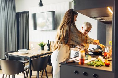 Beim Kochen mit den Großeltern, Spielespaß oder einer entspannten Auszeit