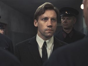 In den Katakomben der Macht: Der junge Staatsanwalt Alexander Kornjew (Alexander Kusnetzow) wird durch das Gefängnis-Labyrinth geführt, um einen Gefangenen zu besuchen In den Katakomben der Macht: Der junge Staatsanwalt Alexander Kornjew (Alexander Kusnetzow) wird durch das Gefängnis-Labyrinth geführt, um einen Gefangenen zu besuchen