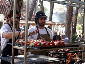 Spitzenküche auf offener Flamme: Von 20. bis 22. September 2024 bringt das Festival „Chefs On Fire“ bereits zum fünften Mal die besten nationalen und internationalen Köche ans Lagerfeuer nach Cascais in Portugal Spitzenküche auf offener Flamme: Von 20. bis 22. September 2024 bringt das Festival „Chefs On Fire“ bereits zum fünften Mal die besten nationalen und internationalen Köche ans Lagerfeuer nach Cascais in Portugal