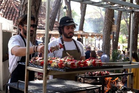 Spitzenküche auf offener Flamme: Von 20. bis 22. September 2024 bringt das Festival „Chefs On Fire“ bereits zum fünften Mal die besten nationalen und internationalen Köche ans Lagerfeuer nach Cascais in Portugal