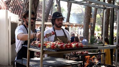 Spitzenküche auf offener Flamme: Von 20. bis 22. September 2024 bringt das Festival „Chefs On Fire“ bereits zum fünften Mal die besten nationalen und internationalen Köche ans Lagerfeuer nach Cascais in Portugal