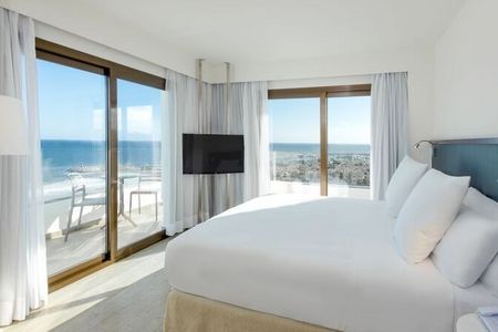 Von den Premium-Suiten des Ocean House Costa del Sol by Grupotel in der Nähe von Málaga genießen Gäste den Blick aufs Mittelmeer