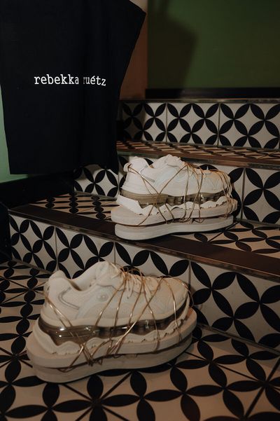Extravagante Sneakers-Redesign für die neue „FEASTonyourlife“-Kollektion von rebekka ruétz treffen im harry’s home Berlin auf grafisches Interior und urbanen Zeitgeist