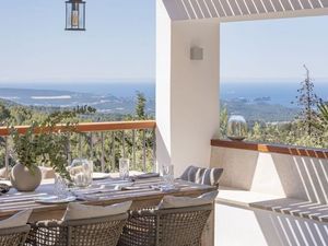 Von der Terrasse der Finca Bella Roca im mallorquinischen Bergdorf Galilea genießen Urlauber den Blick auf Berge und Meer Von der Terrasse der Finca Bella Roca im mallorquinischen Bergdorf Galilea genießen Urlauber den Blick auf Berge und Meer