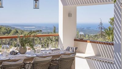Von der Terrasse der Finca Bella Roca im mallorquinischen Bergdorf Galilea genießen Urlauber den Blick auf Berge und Meer