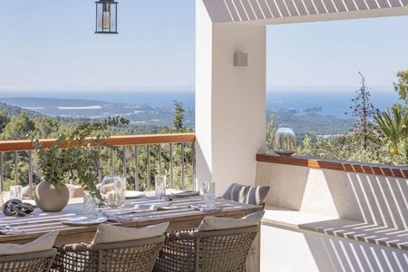 Von der Terrasse der Finca Bella Roca im mallorquinischen Bergdorf Galilea genießen Urlauber den Blick auf Berge und Meer