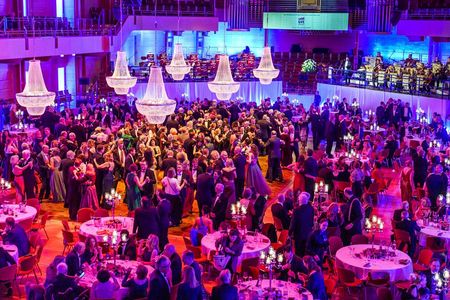 Walzerklänge und mehr versetzen die Ballgäste im festlichen Alfried Krupp Saal in Bewegung