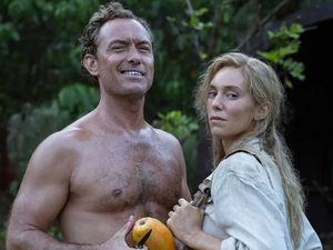 EDEN - Jenseits zivilisatorischer Konventionen: Dr. Friedrich Ritter (Jude Law) und Dore Strauch (Vanessa Kirby) im vermeintlichen Parasies EDEN - Jenseits zivilisatorischer Konventionen: Dr. Friedrich Ritter (Jude Law) und Dore Strauch (Vanessa Kirby) im vermeintlichen Parasies