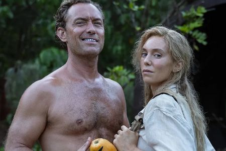 EDEN - Jenseits zivilisatorischer Konventionen: Dr. Friedrich Ritter (Jude Law) und Dore Strauch (Vanessa Kirby) im vermeintlichen Parasies