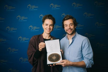 Antonia Simm (Autorin/Regisseurin) und Tobias Krell (Moderator) Preisträger*innen für die Kinderwissenssendung "Checker Tobi" Der Krebs-Check