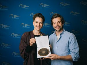 Antonia Simm (Autorin/Regisseurin) und Tobias Krell (Moderator) Preisträger*innen für die Kinderwissenssendung "Checker Tobi" Der Krebs-Check Antonia Simm (Autorin/Regisseurin) und Tobias Krell (Moderator) Preisträger*innen für die Kinderwissenssendung "Checker Tobi" Der Krebs-Check