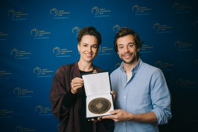 Antonia Simm (Autorin/Regisseurin) und Tobias Krell (Moderator) Preisträger*innen für die Kinderwissenssendung "Checker Tobi" Der Krebs-Check