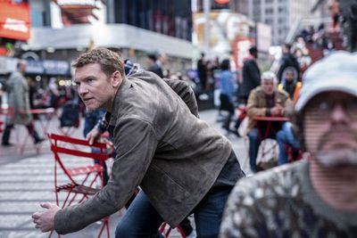 Dawson (Sam Worthington) verfolgt Whistleblowerin Sarah im Auftrag ihres Ex-Arbeitgebers