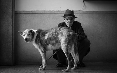 Meursaults Nachbar (Denis Lavant) mit seinem Hund