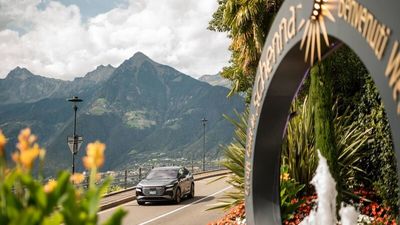 Während der schenna e.motion – electric.experience.südtirol befahren Teilnehmer die mediterranen Täler und aussichtsreichen Bergpässe rund um die Gemeinde bei Meran im eigenen E-Auto