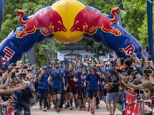 Die Athleten der Red Bull X-Alps passieren im Juni 2025 den Dorfkern der Südtiroler Gemeinde Schenna. Rund um den Wettbewerb gibt’s zahlreiche actiongeladene Veranstaltungen für Urlauber