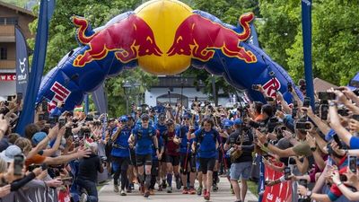 Die Athleten der Red Bull X-Alps passieren im Juni 2025 den Dorfkern der Südtiroler Gemeinde Schenna. Rund um den Wettbewerb gibt’s zahlreiche actiongeladene Veranstaltungen für Urlauber
