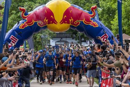 Die Athleten der Red Bull X-Alps passieren im Juni 2025 den Dorfkern der Südtiroler Gemeinde Schenna. Rund um den Wettbewerb gibt’s zahlreiche actiongeladene Veranstaltungen für Urlauber