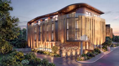So wird das „Herzstück“ von Hotelchefin Sandra Geiger-Pauli ab Sommer 2026 aussehen: Der Bodenmaiser Hof 2.0 im Bayerischen Wald