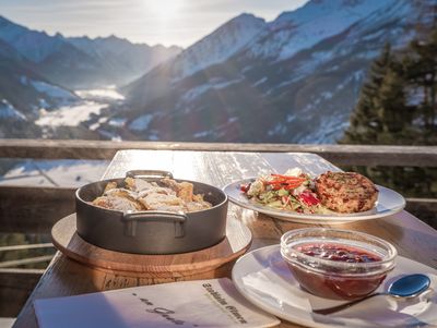 Naturerlebnis und Kulinarik gehören im Tiroler Lechtal zusammen: Nach Langlauf oder Winterwanderung lockt in den Hütten frischer Kaiserschmarrn