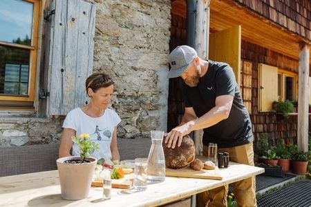 Familie Egger vom Kals-Matreier-Törl Haus backt eigenes Brot im Holzbackofen. Von der Osttiroler Schutzhütte aus genießen Wanderer eine Rundumsicht auf die umliegenden 3.000er der Glockner-, Schober und Venedigergruppe im Großglockner Resort