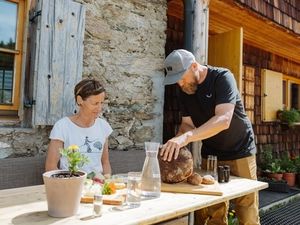 Familie Egger vom Kals-Matreier-Törl Haus backt eigenes Brot im Holzbackofen. Von der Osttiroler Schutzhütte aus genießen Wanderer eine Rundumsicht auf die umliegenden 3.000er der Glockner-, Schober und Venedigergruppe im Großglockner Resort