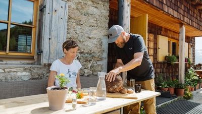 Familie Egger vom Kals-Matreier-Törl Haus backt eigenes Brot im Holzbackofen. Von der Osttiroler Schutzhütte aus genießen Wanderer eine Rundumsicht auf die umliegenden 3.000er der Glockner-, Schober und Venedigergruppe im Großglockner Resort