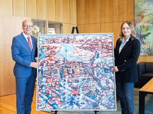 Der Präsident des Landtags Nordrhein-Westfalen, André Kuper und Johanna Wiens präsentieren das Gemäldes „Düsseldorf“ 