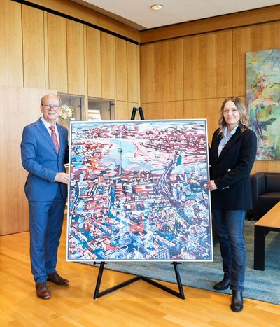 Der Präsident des Landtags Nordrhein-Westfalen, André Kuper und Johanna Wiens präsentieren das Gemäldes „Düsseldorf“ 