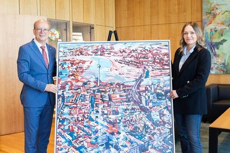 Der Präsident des Landtags Nordrhein-Westfalen, André Kuper und Johanna Wiens präsentieren das Gemäldes „Düsseldorf“ 