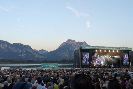 Open-Air-Konzerte mit Schlossblick: Im Sommer 2026 treten bei den Königswinkel Open Airs in Füssen wieder namhafte Musiker auf